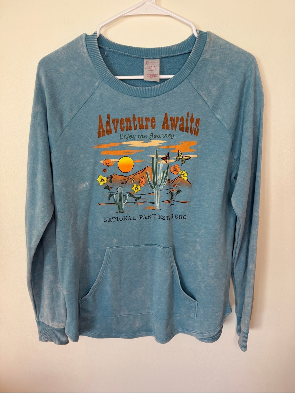 Adventure Awaits Light Blue Desert Graphic lightweight sweatshirt size Large